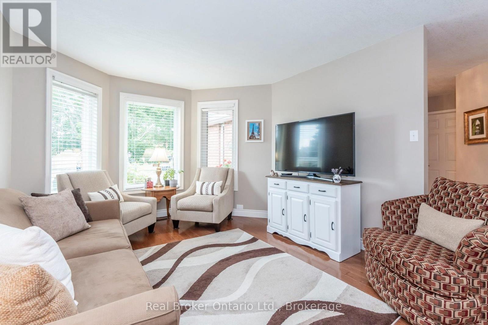 15 NEELANDS STREET, Barrie (West Bayfield) — photo 3