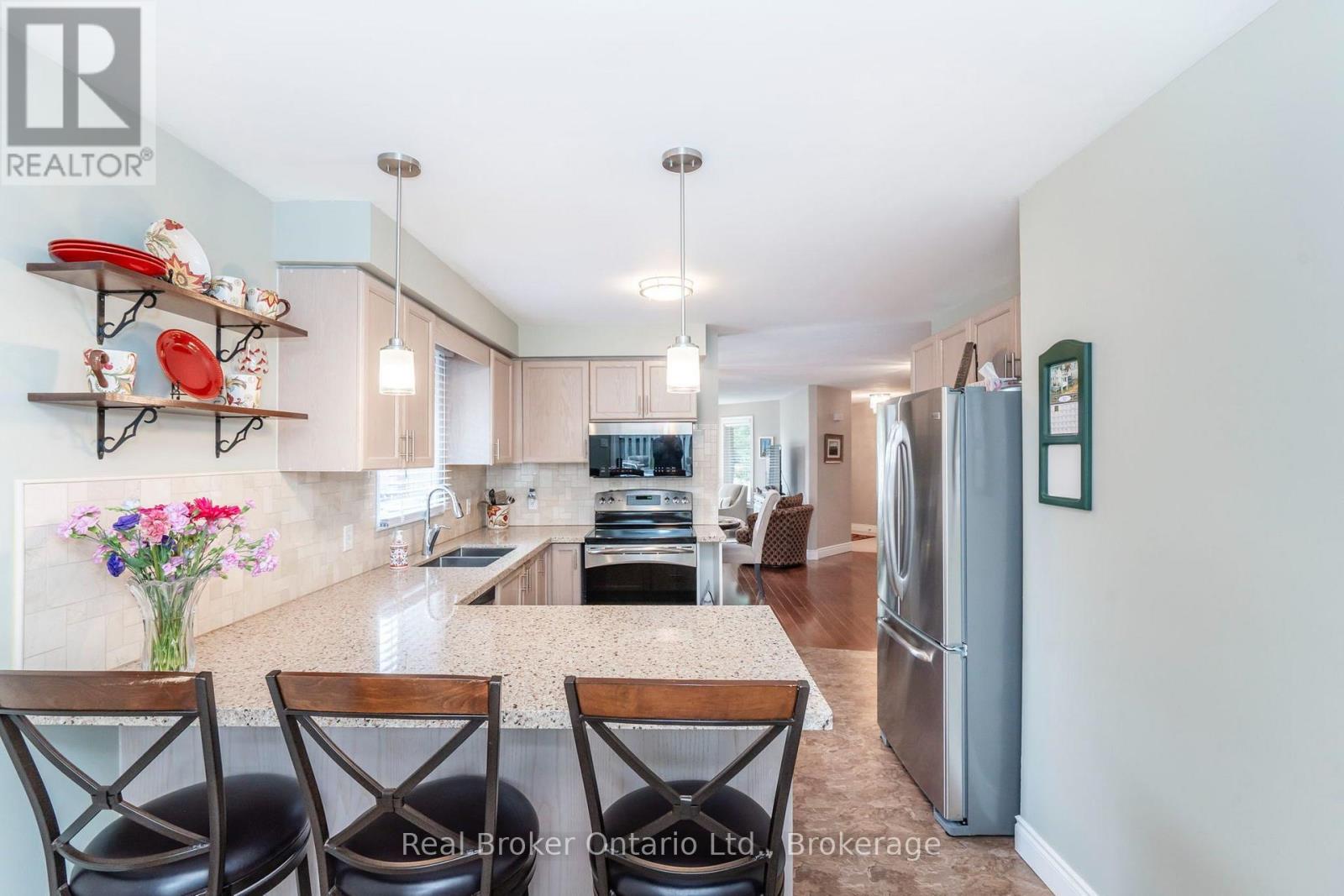 15 NEELANDS STREET, Barrie (West Bayfield) — photo 8