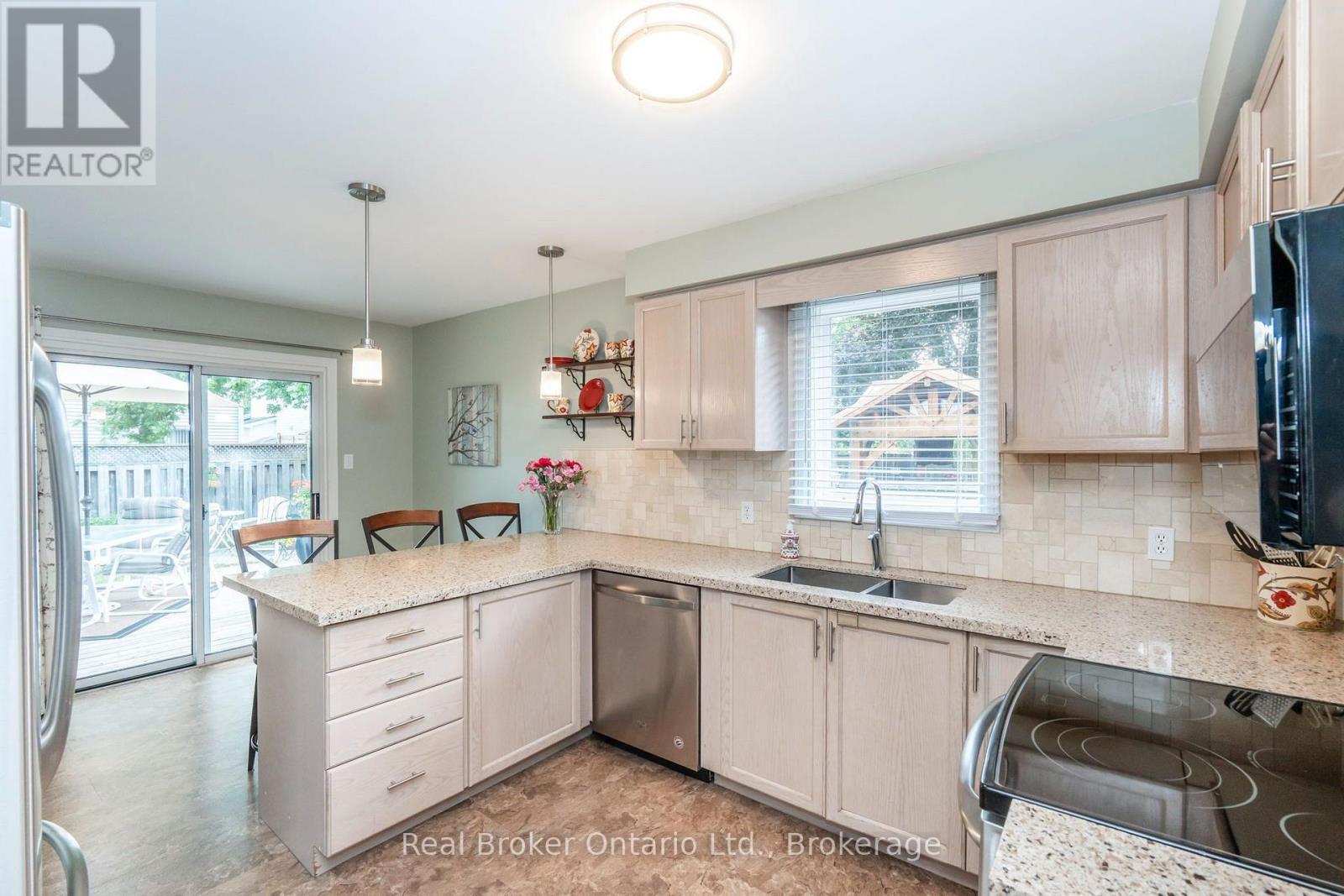 15 NEELANDS STREET, Barrie (West Bayfield) — photo 9