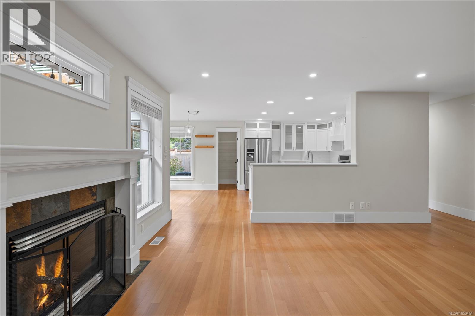 647 Temple St - 23