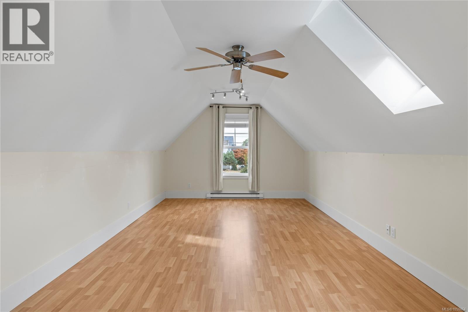 647 Temple St - 12