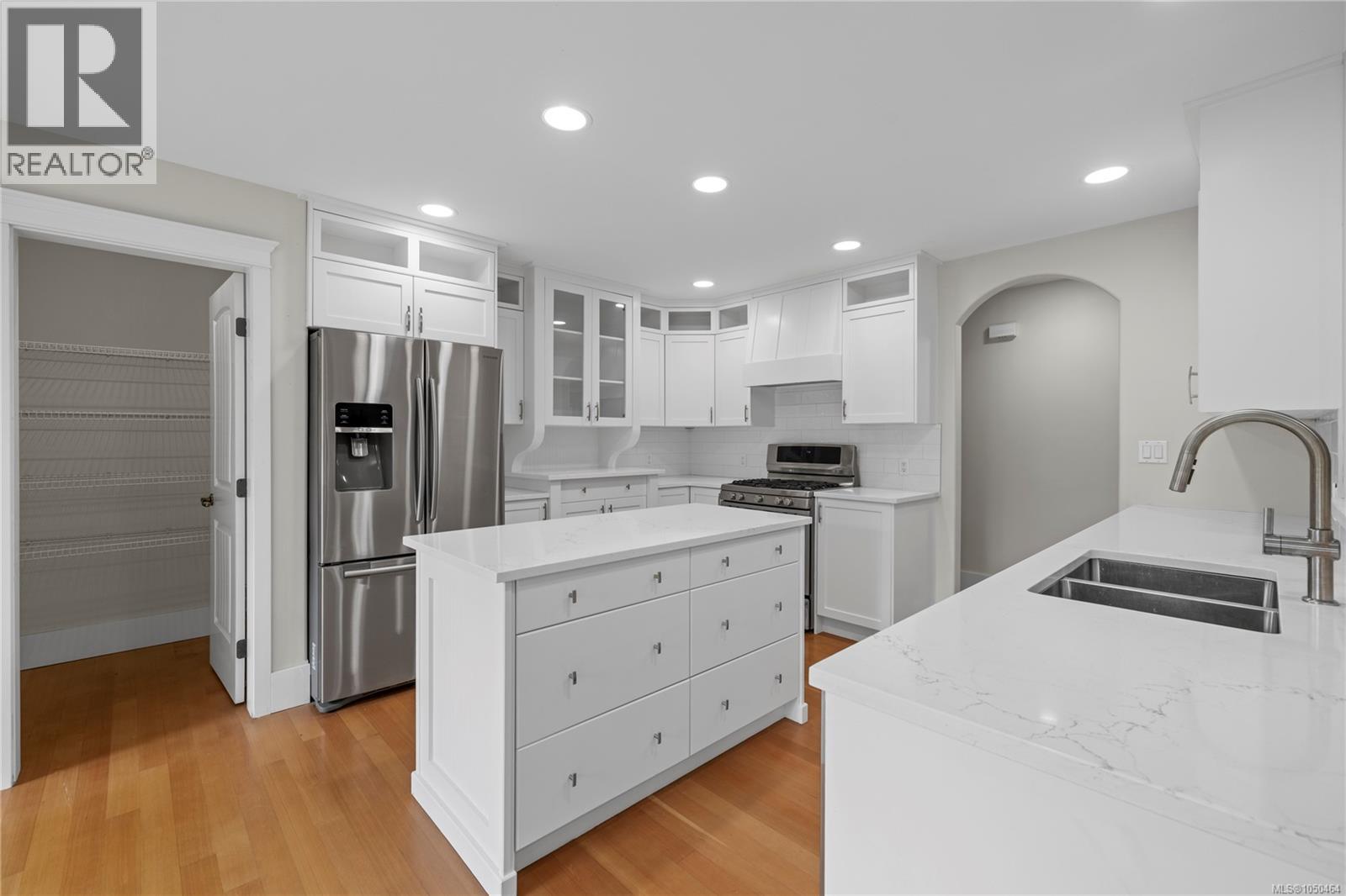 647 Temple St - 5
