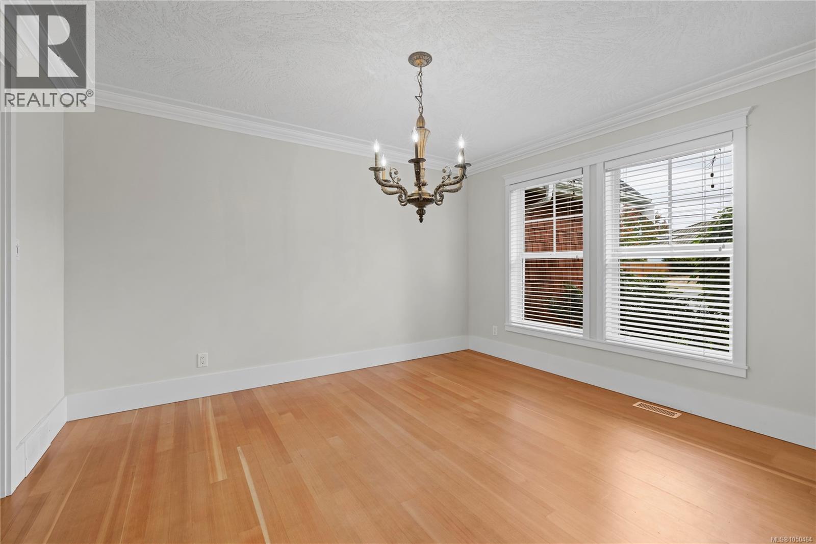 647 Temple St - 7