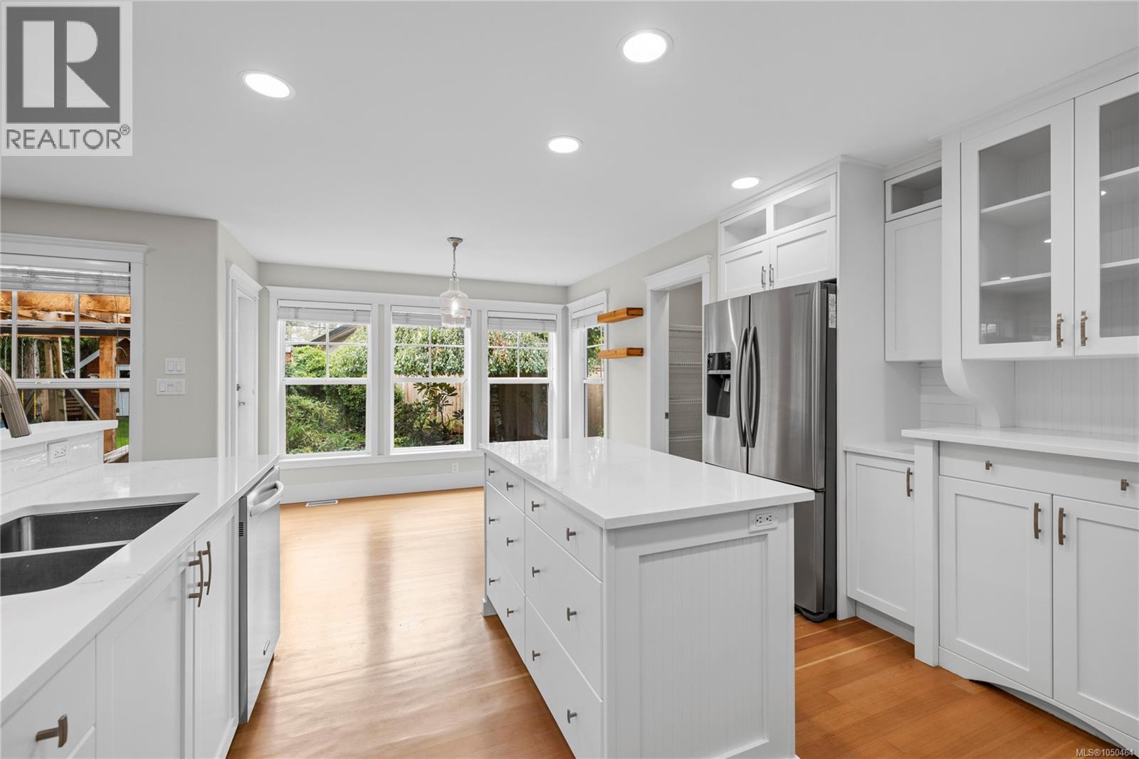 647 Temple St - 31