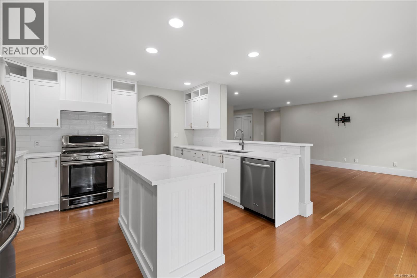 647 Temple St - 27