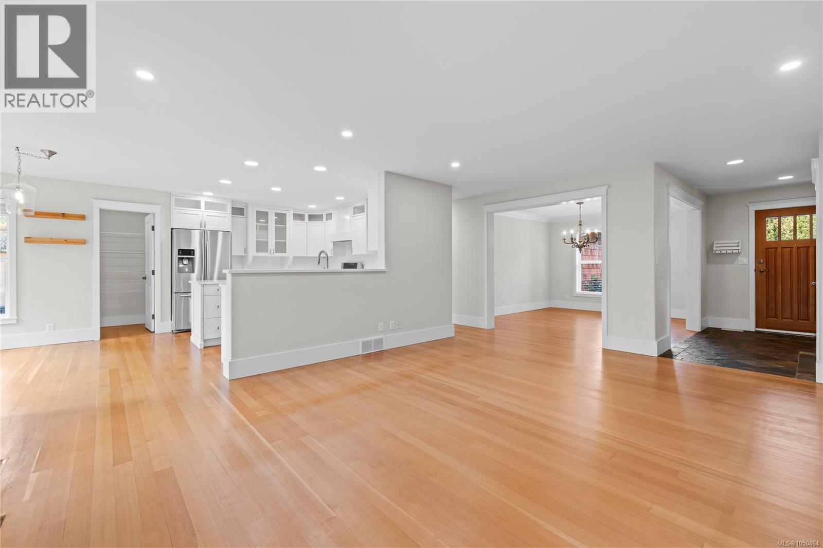 647 Temple St - 25