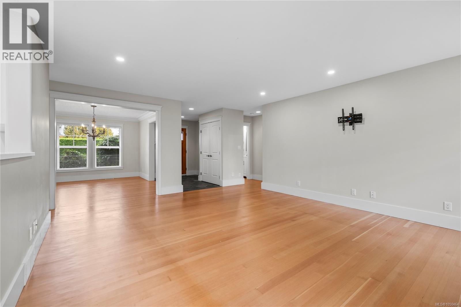 647 Temple St - 26
