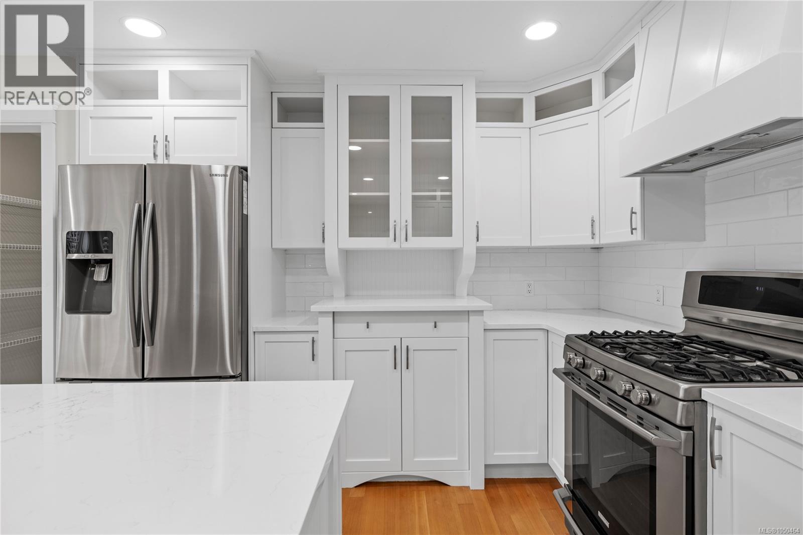 647 Temple St - Image 30