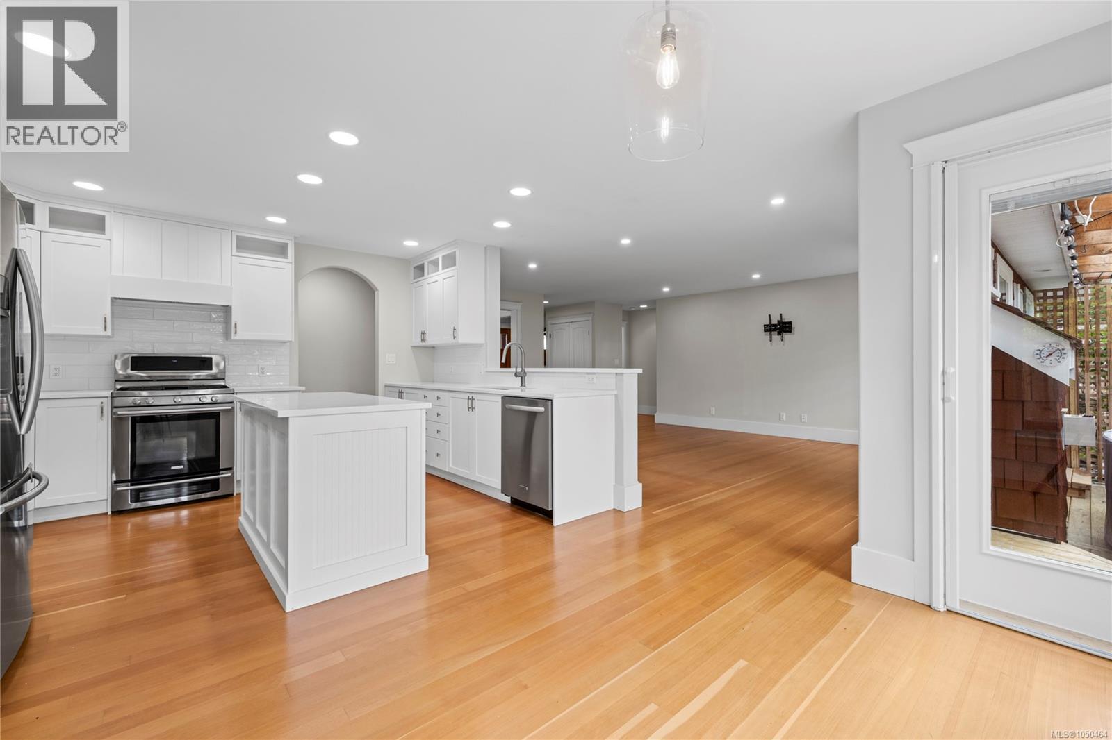 647 Temple St - 28