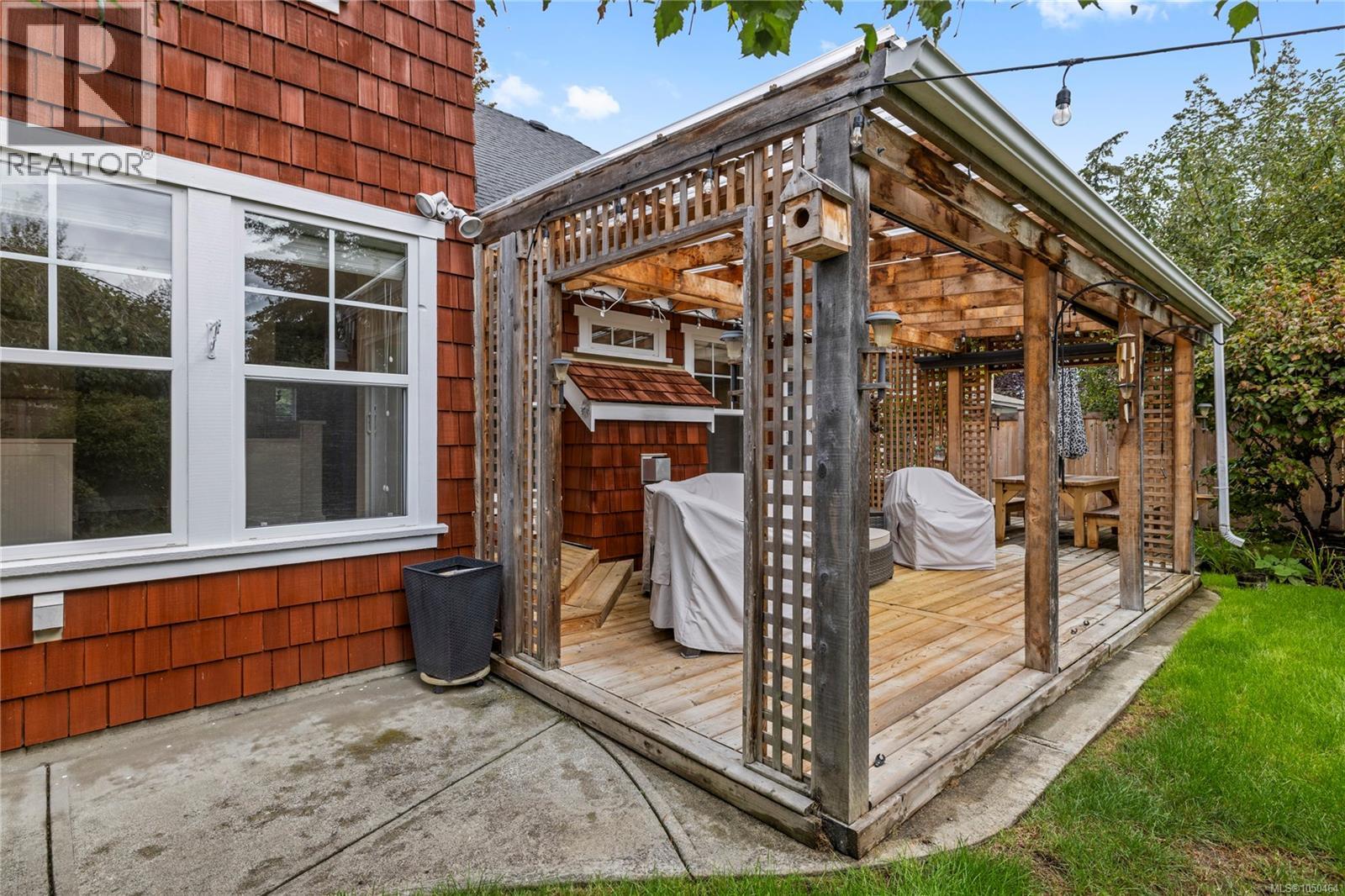 647 Temple St - Image 48