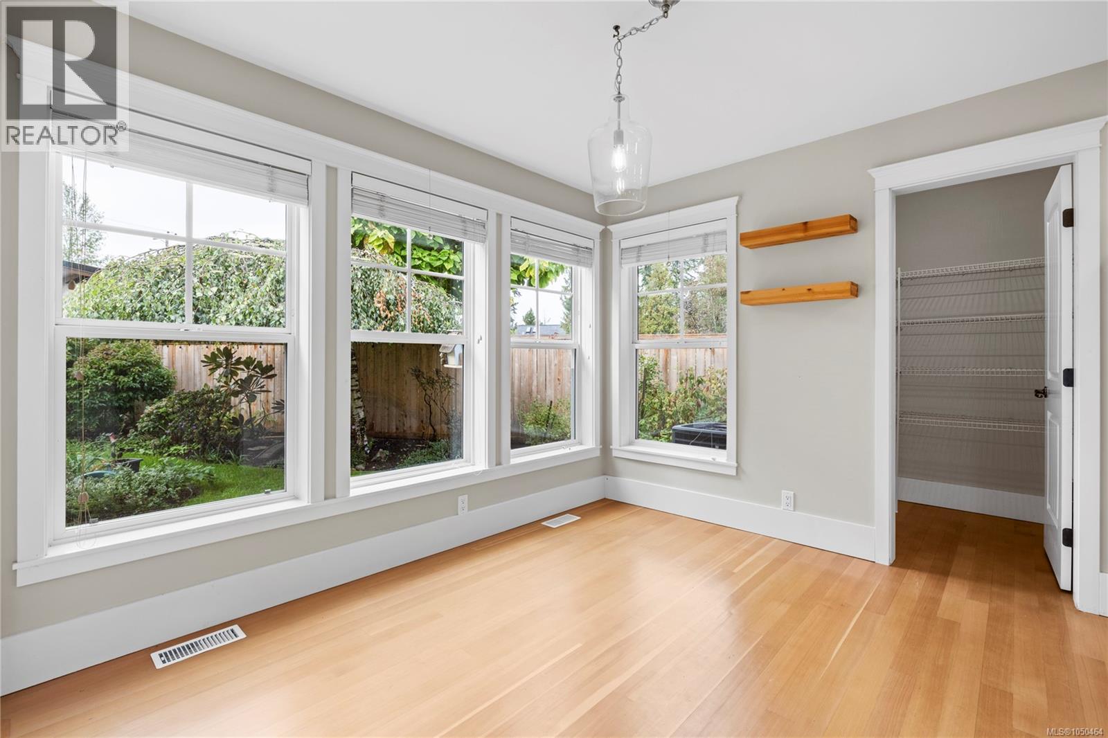 647 Temple St - Image 24
