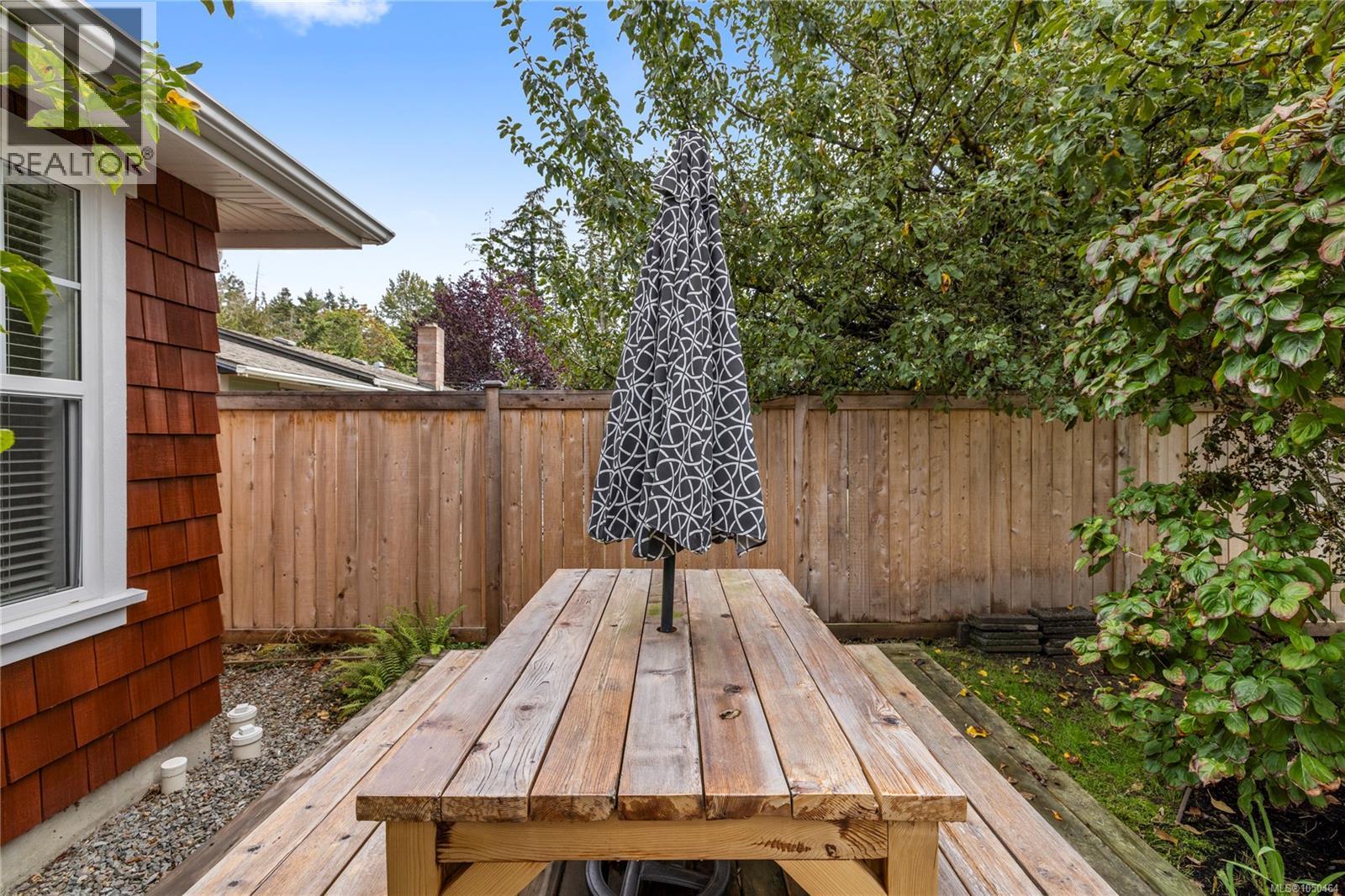 647 Temple St - 52