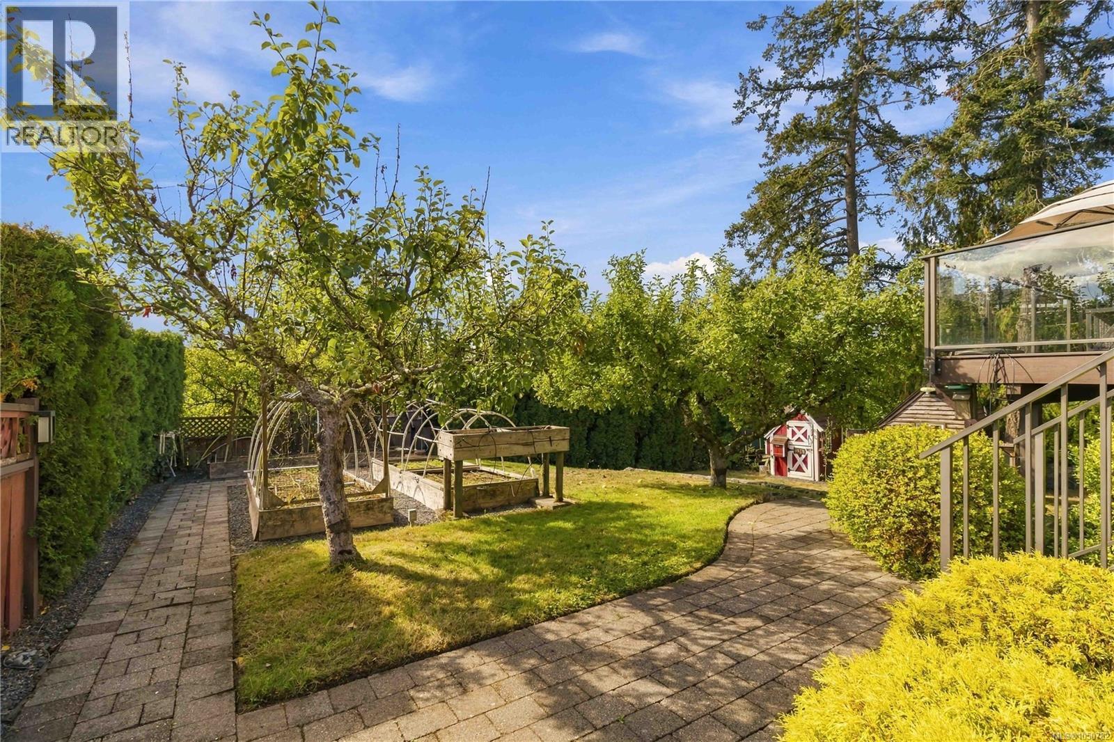  595 Ridgegrove Avenue, Saanich