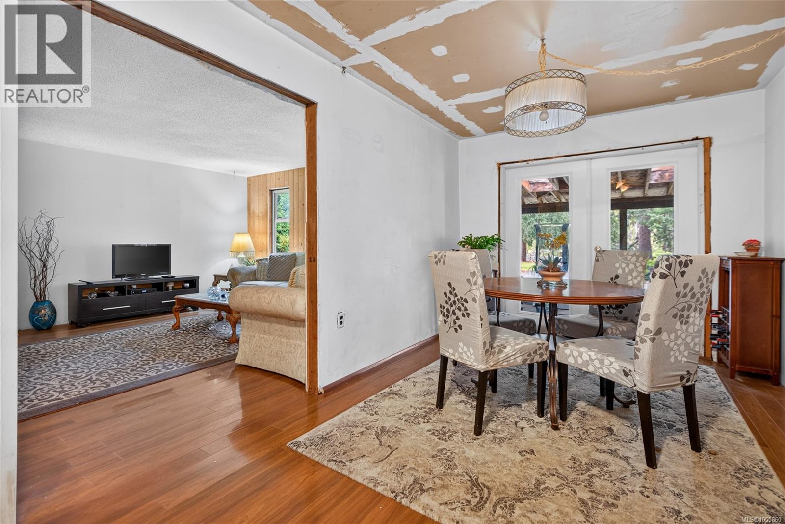 6553 Island Hwy N - 26