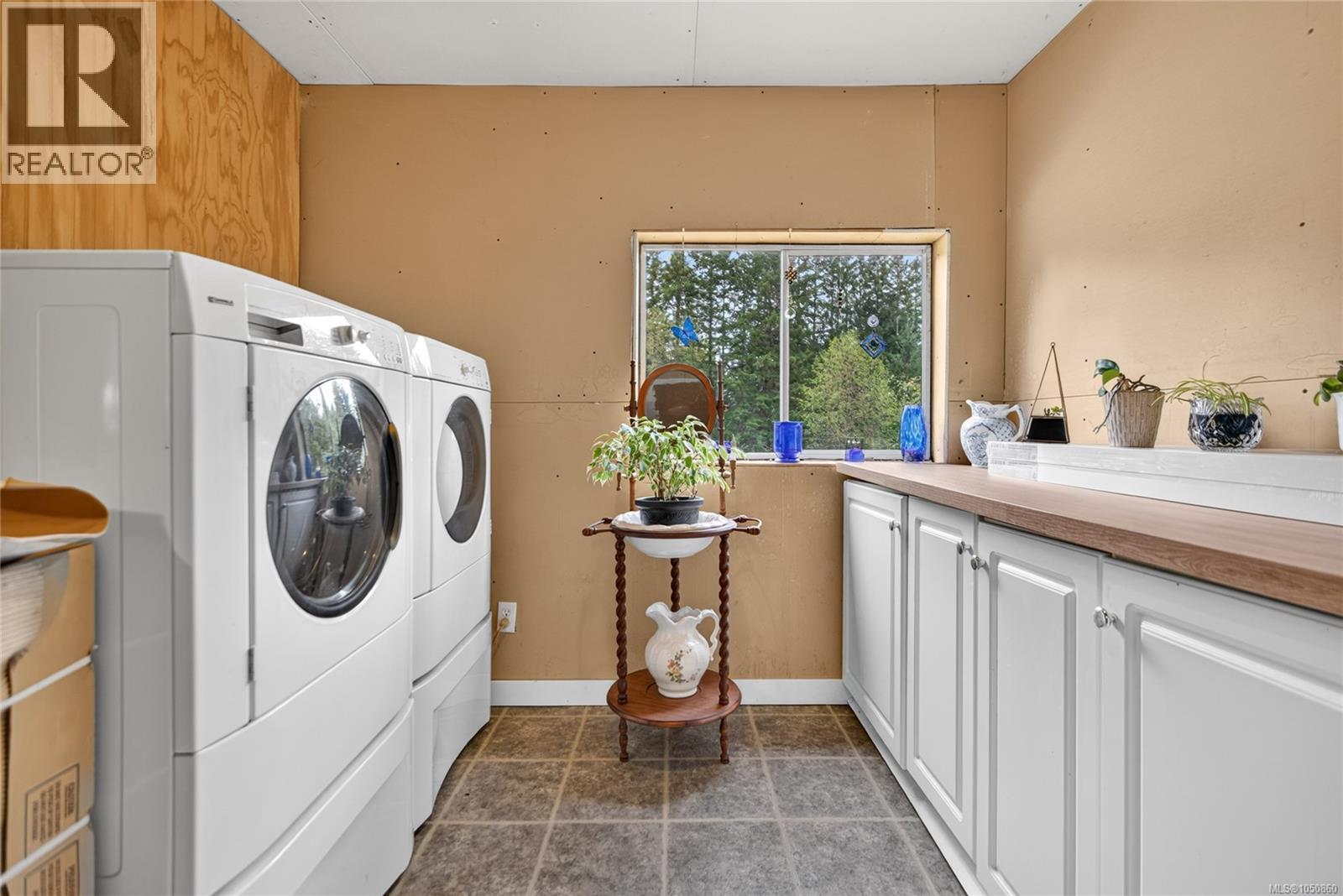 6553 Island Hwy N - 35