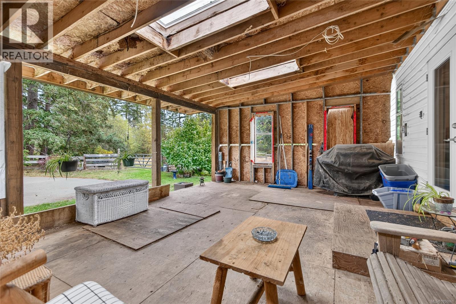 6553 Island Hwy N - 24