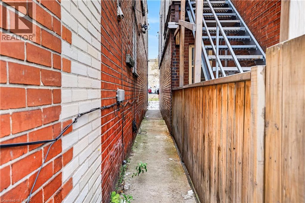 689 E BARTON Street E, Hamilton — photo 33