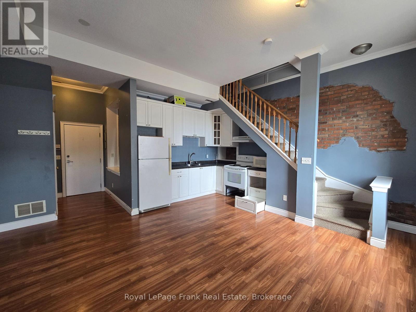 207 - 54 KING STREET E, Clarington (Bowmanville) — photo 2