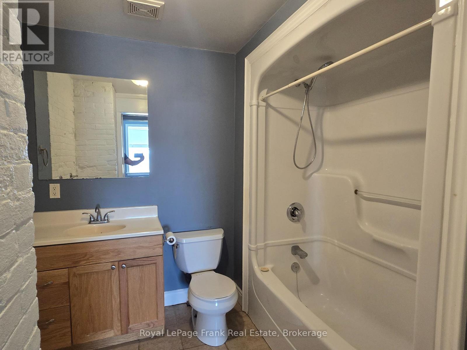 207 - 54 KING STREET E, Clarington (Bowmanville) — photo 6