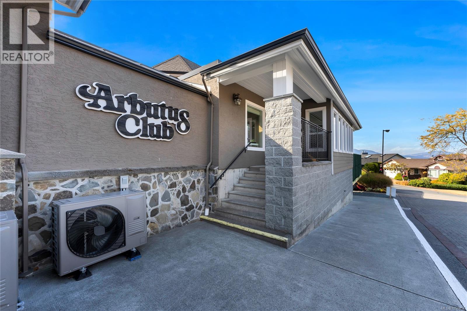 3673 Arbutus Dr N - 77