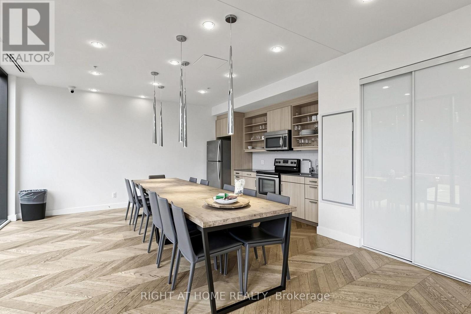 #307 36 HOWARD PARK AVENUE - 39