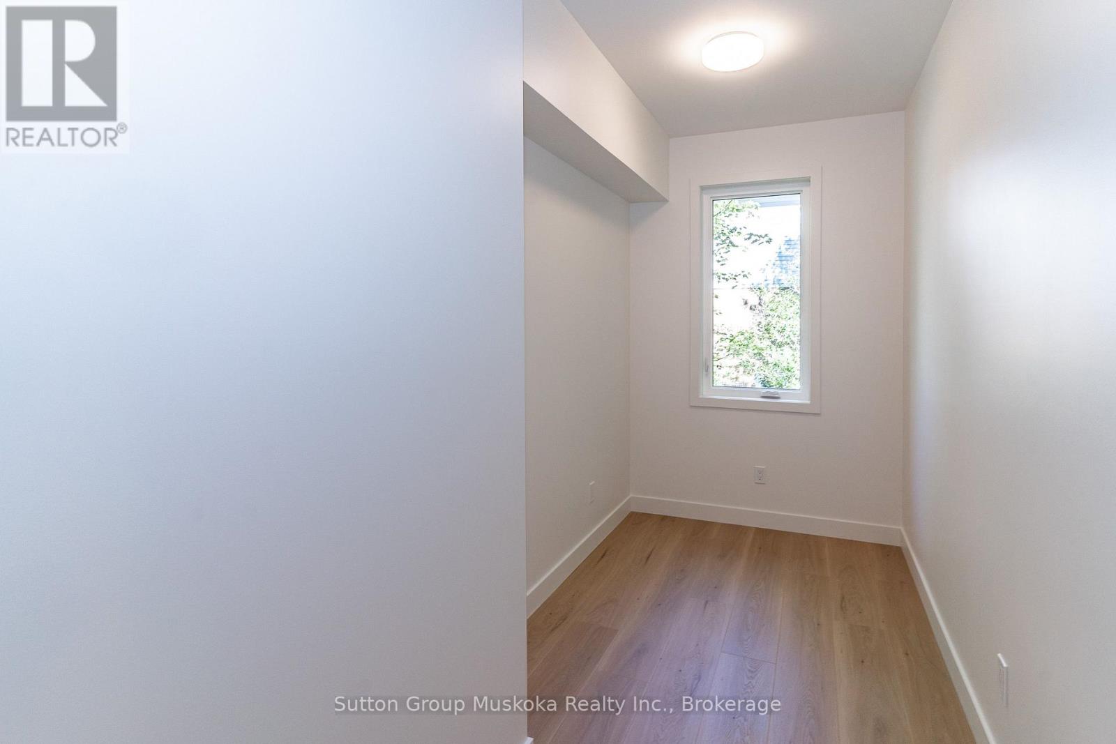 33 SHAW CRESCENT - 21