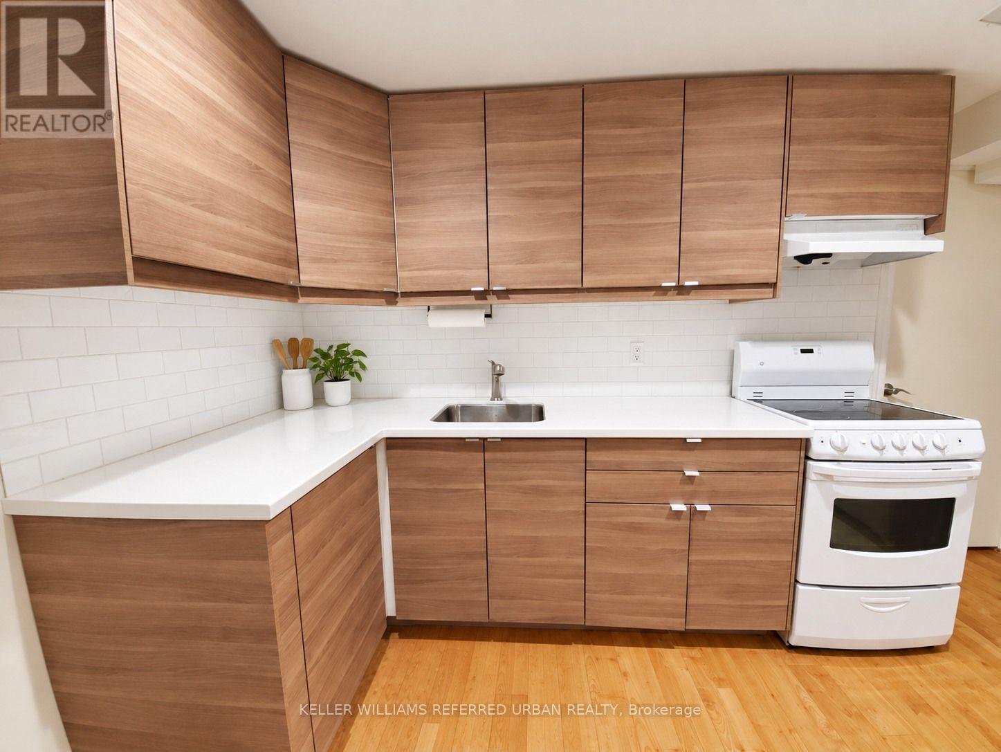 L.L. - 104 RANKIN CRESCENT, Toronto (Dovercourt-Wallace Emerson-Junction) — photo 2