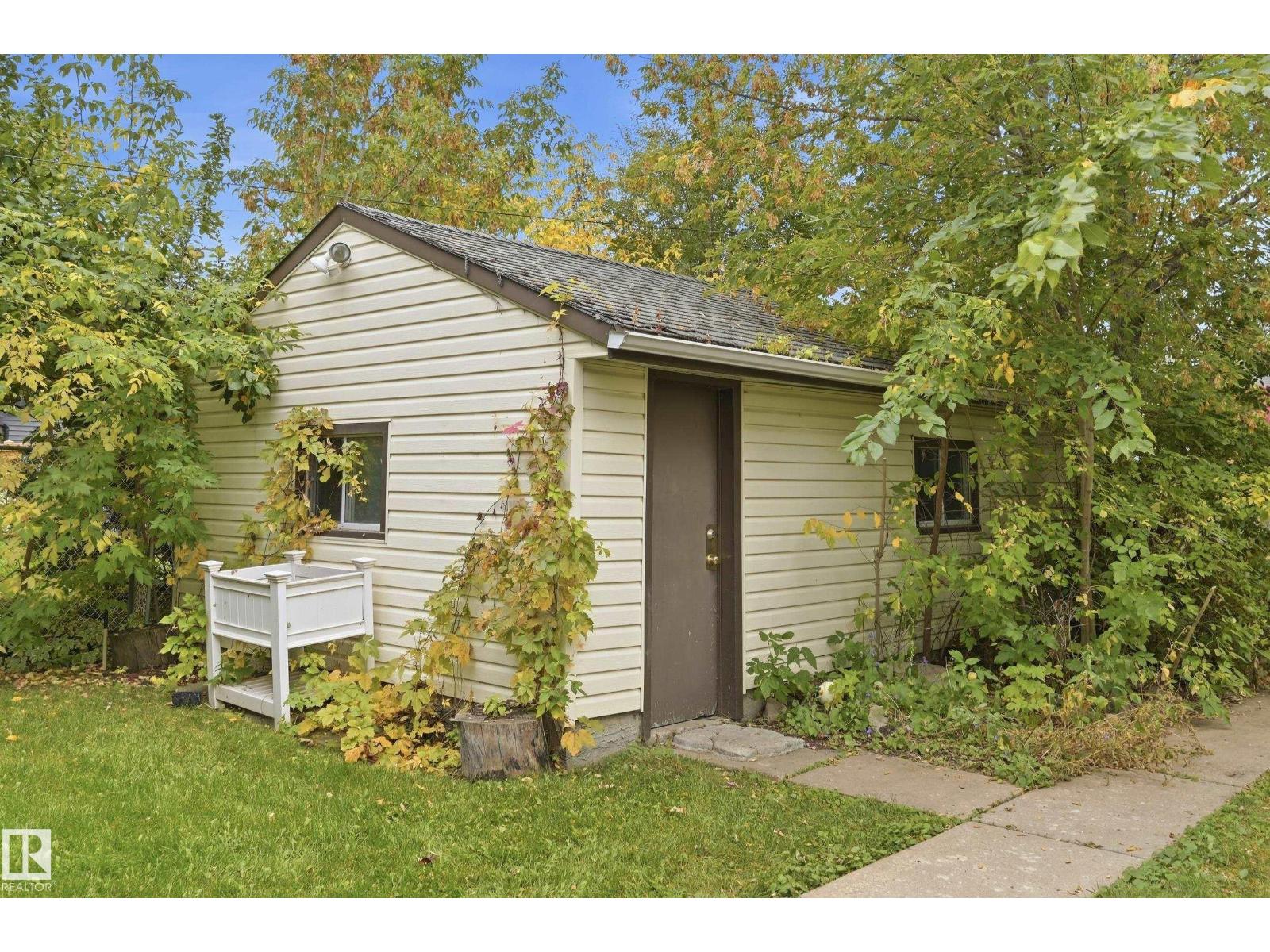 10910 117 ST NW - 38