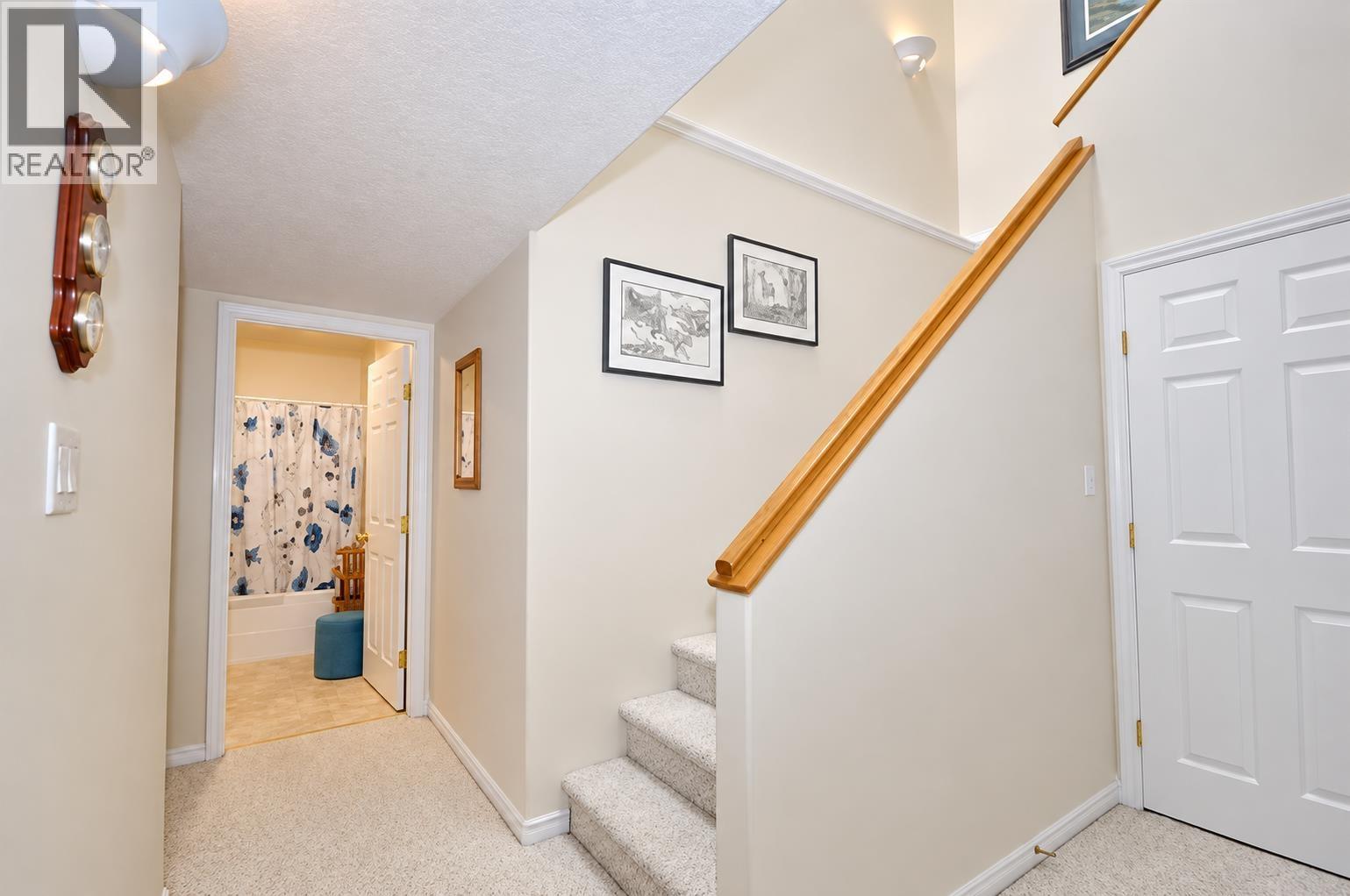 #10 11 EAGLE CRESCENT - 16