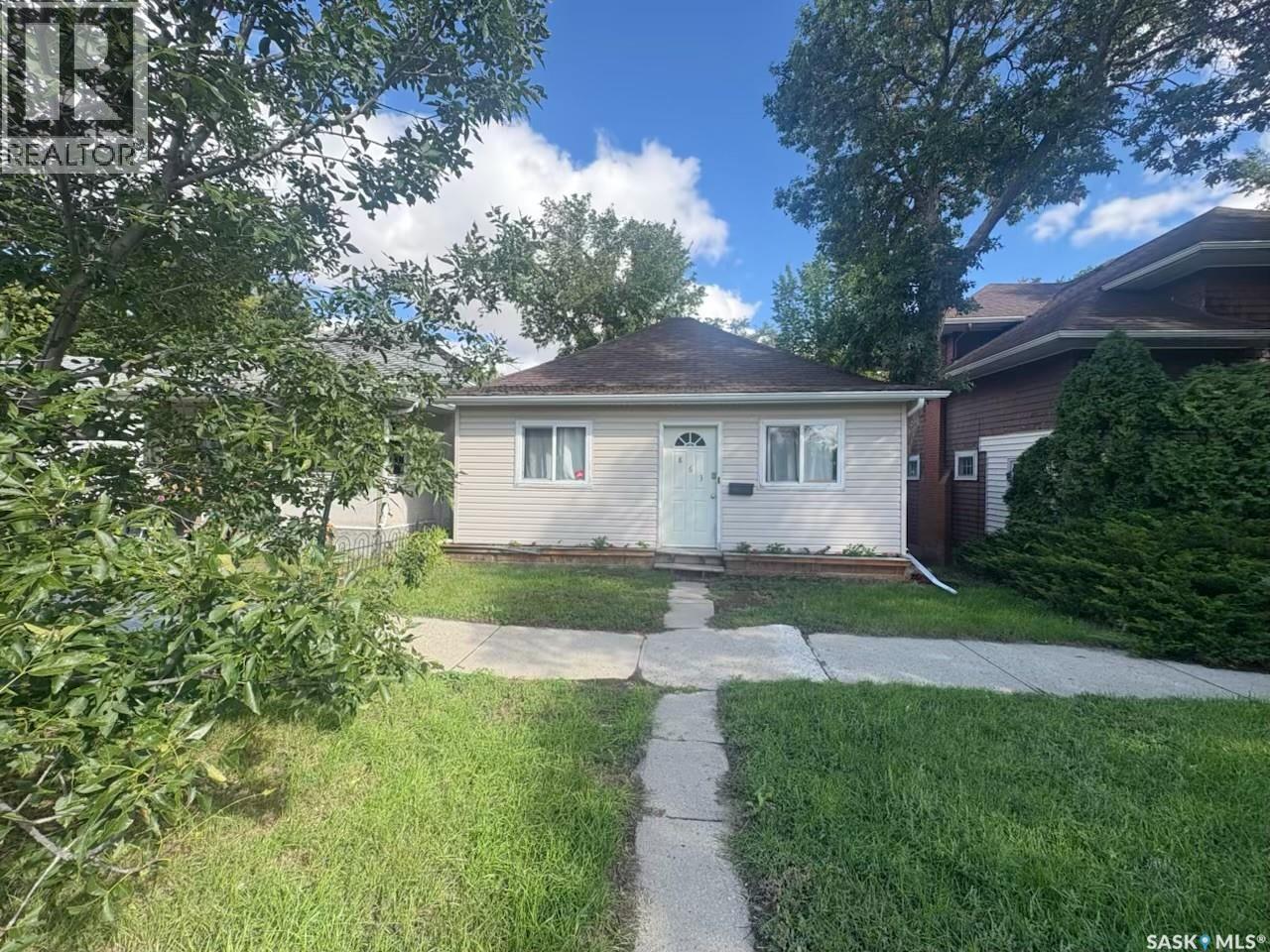 863 Elgin AVENUE, Moose Jaw — photo 2