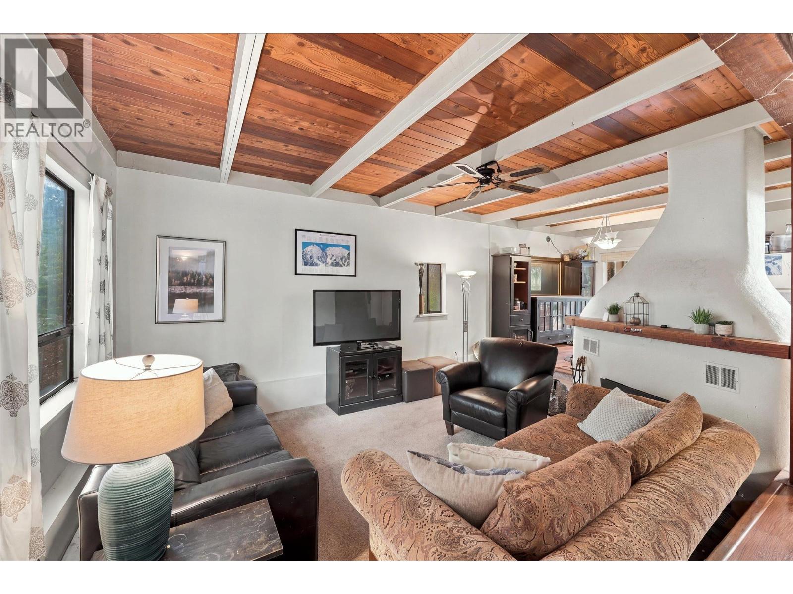 6533 BALSAM Way, Whistler, British Columbia, V8E0C5, Whistler, British Columbia — photo 3 of 5