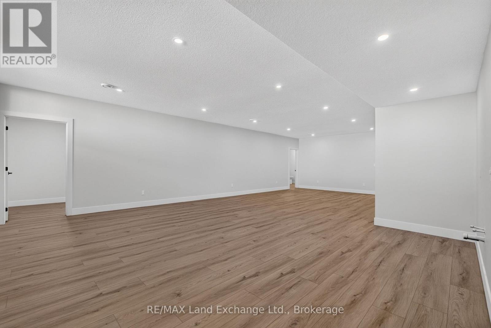 48 MCTAVISH CRESCENT - Image 26
