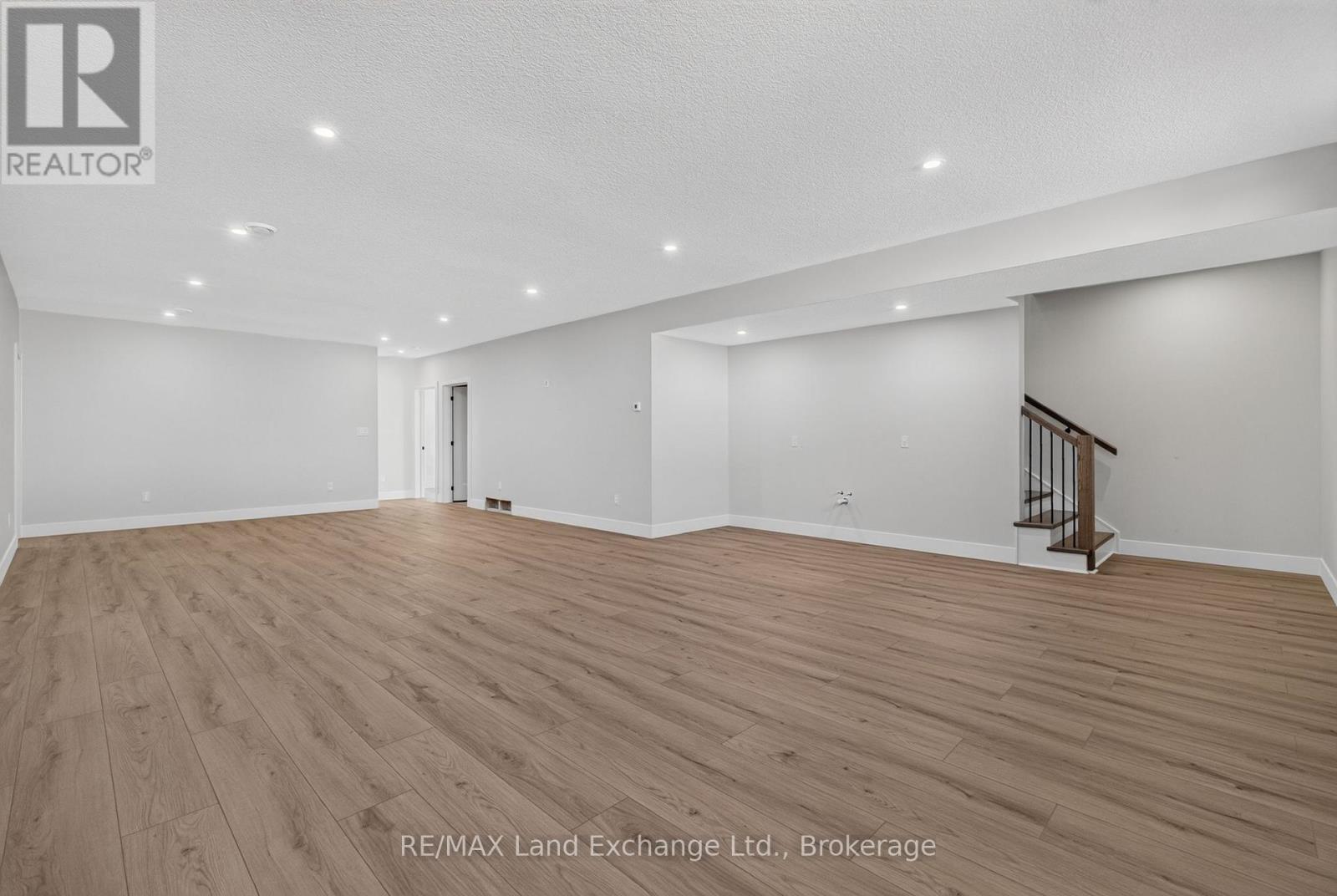 48 MCTAVISH CRESCENT - Image 27
