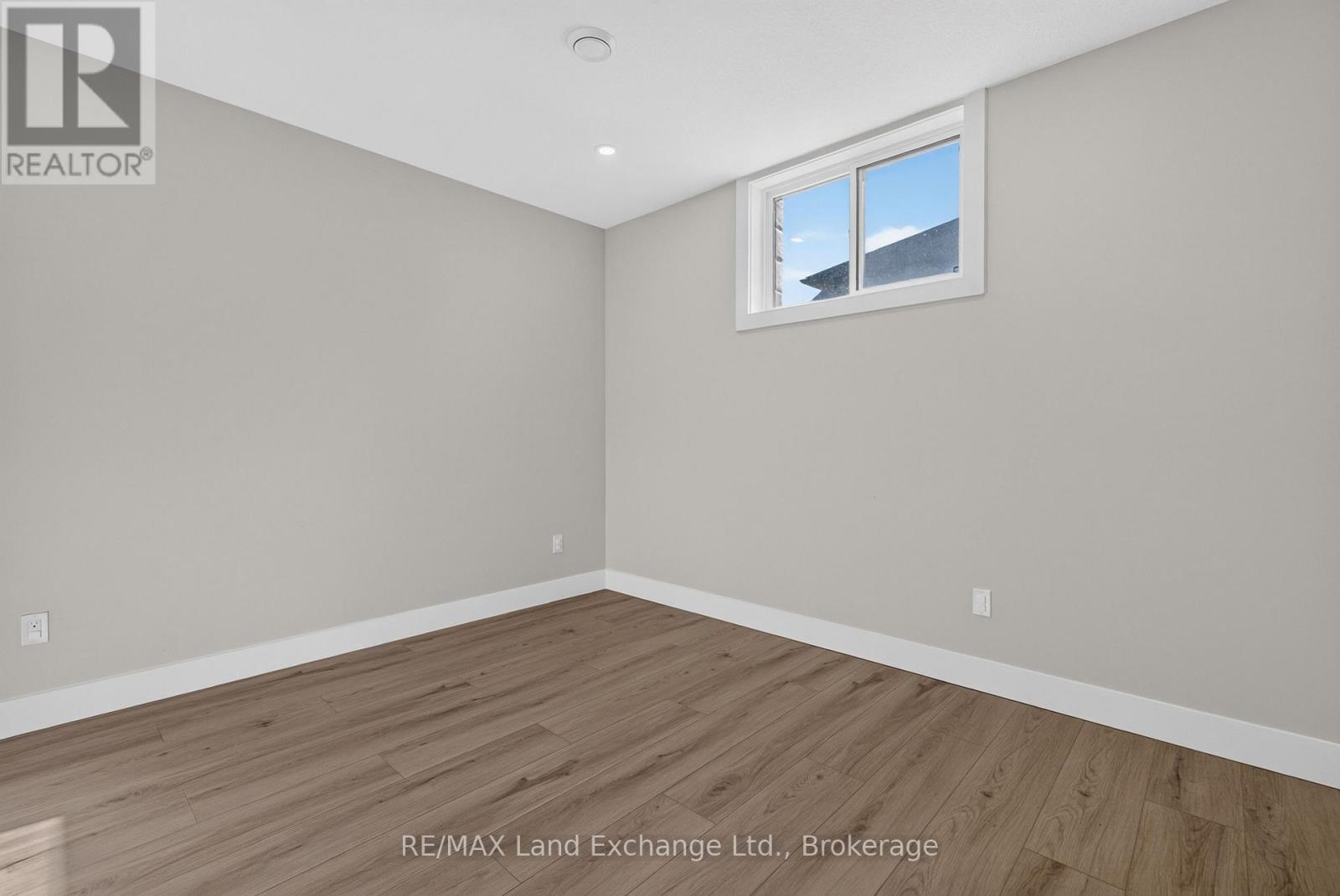 48 MCTAVISH CRESCENT - Image 32