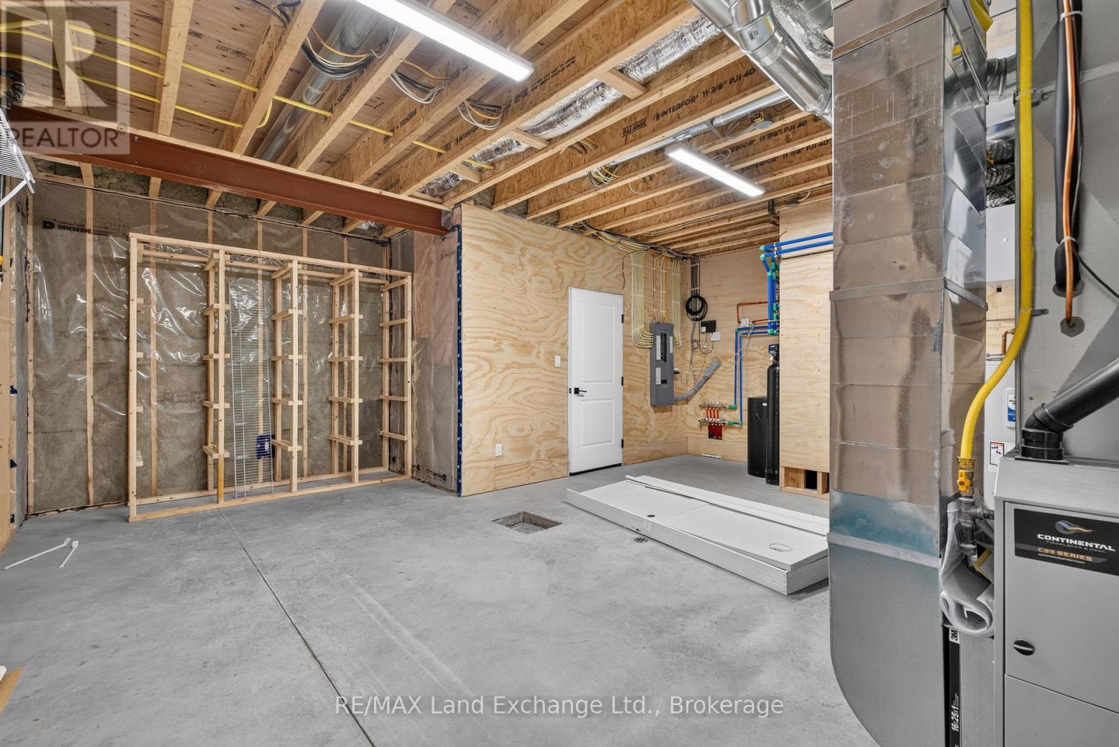 48 MCTAVISH CRESCENT - Image 36