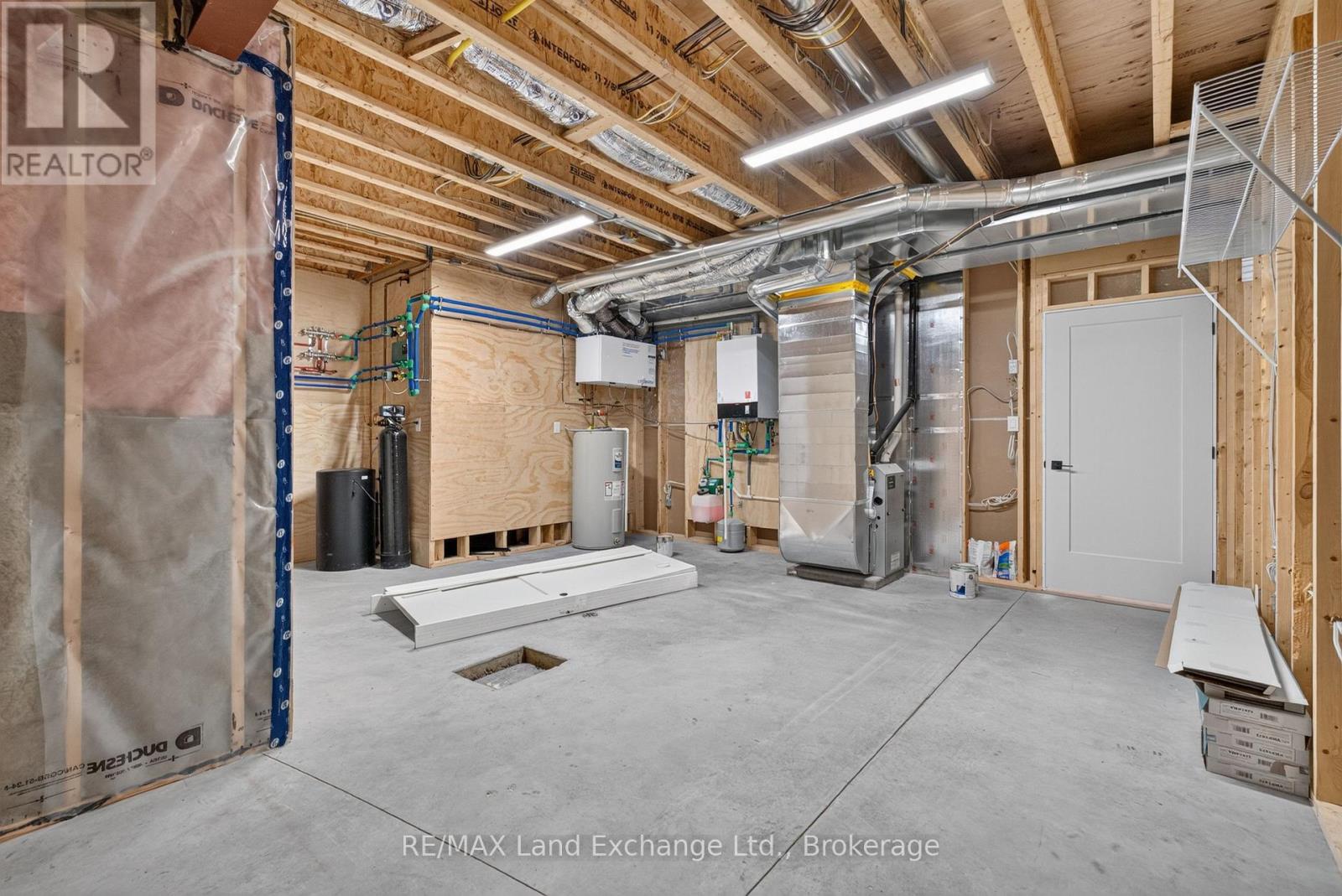 48 MCTAVISH CRESCENT - Image 37