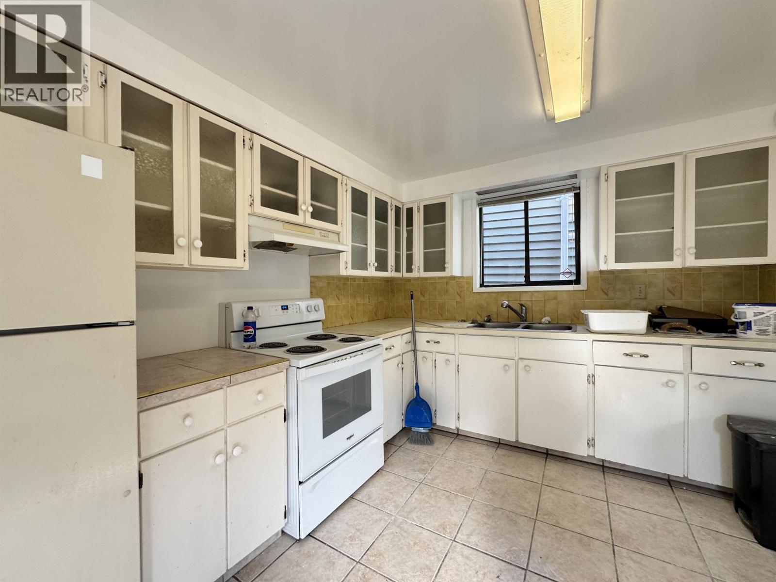 537 W 9TH AVENUE - 3