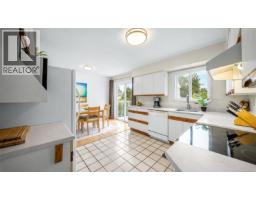558 Kenneth St, Saanich, BC V8Z2B7 Photo 17