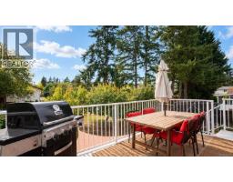 Living room - 558 Kenneth St, Saanich, BC V8Z2B7 Photo 10