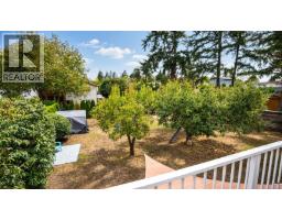 Entrance - 558 Kenneth St, Saanich, BC V8Z2B7 Photo 12