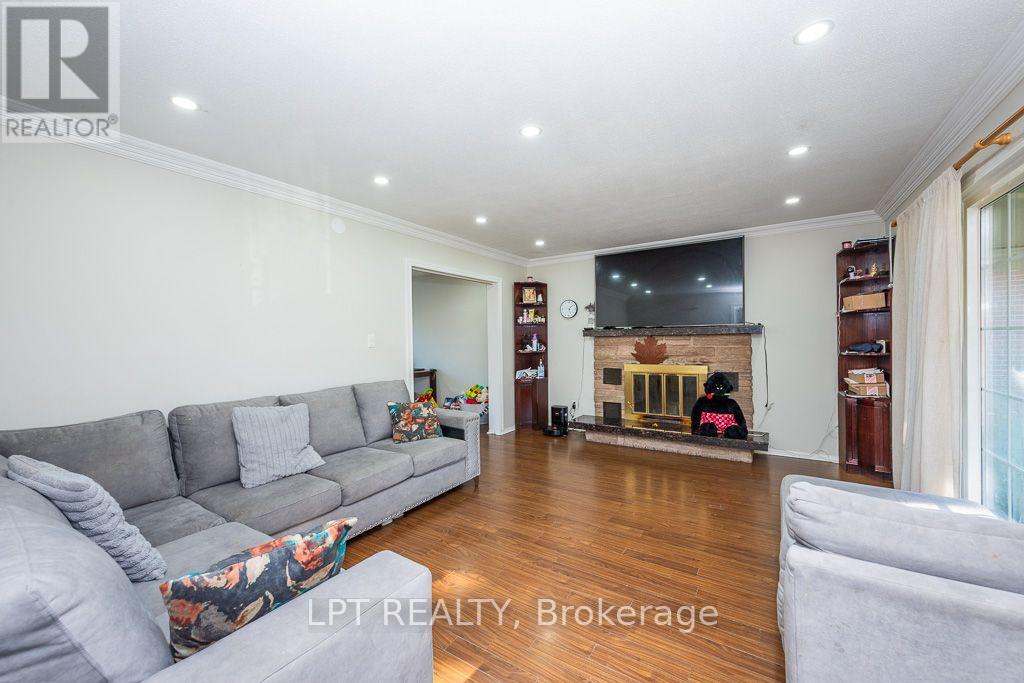 111 DEARBOURNE BOULEVARD, Brampton (Southgate) — photo 4