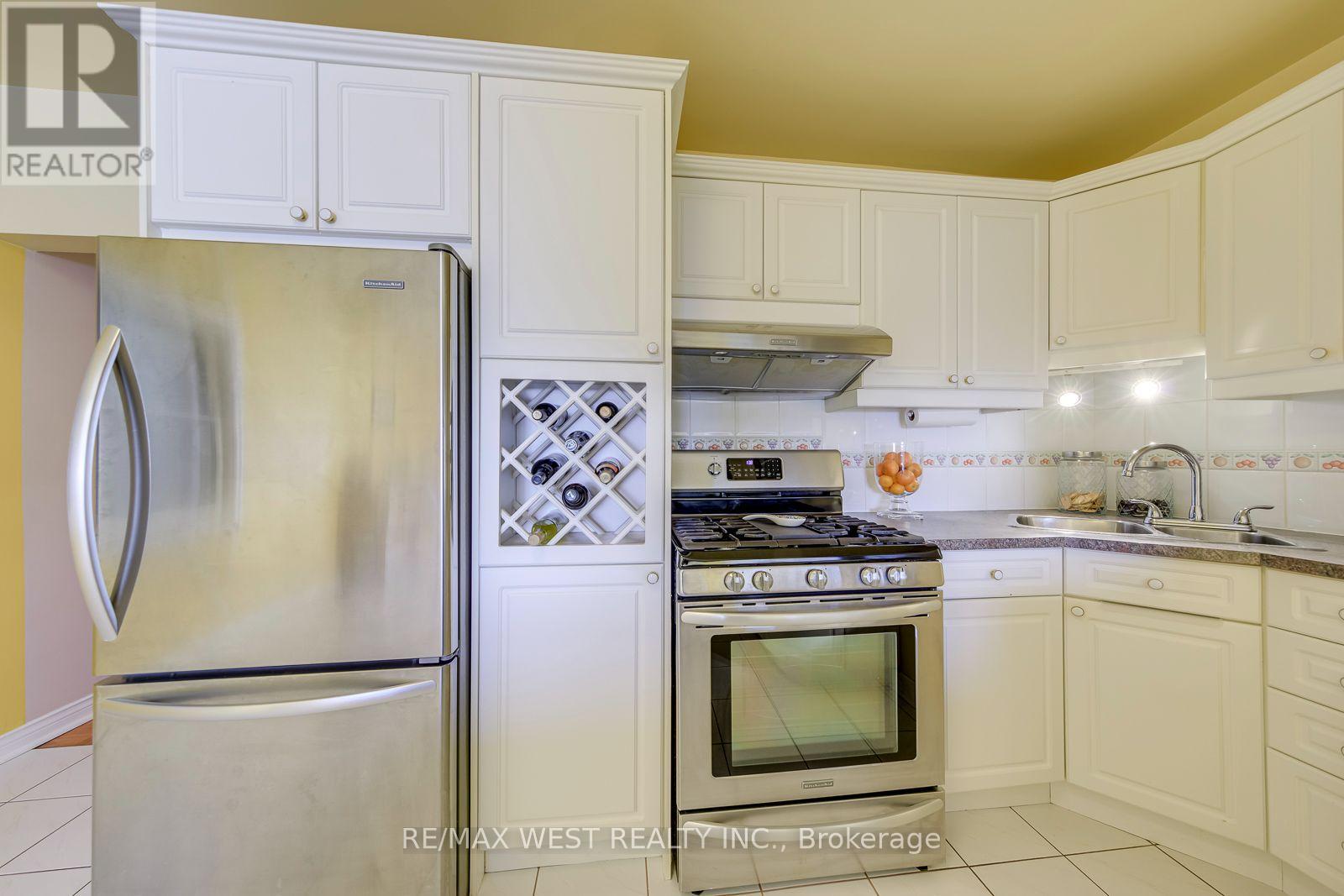 396 BARTLETT AVENUE N - 16