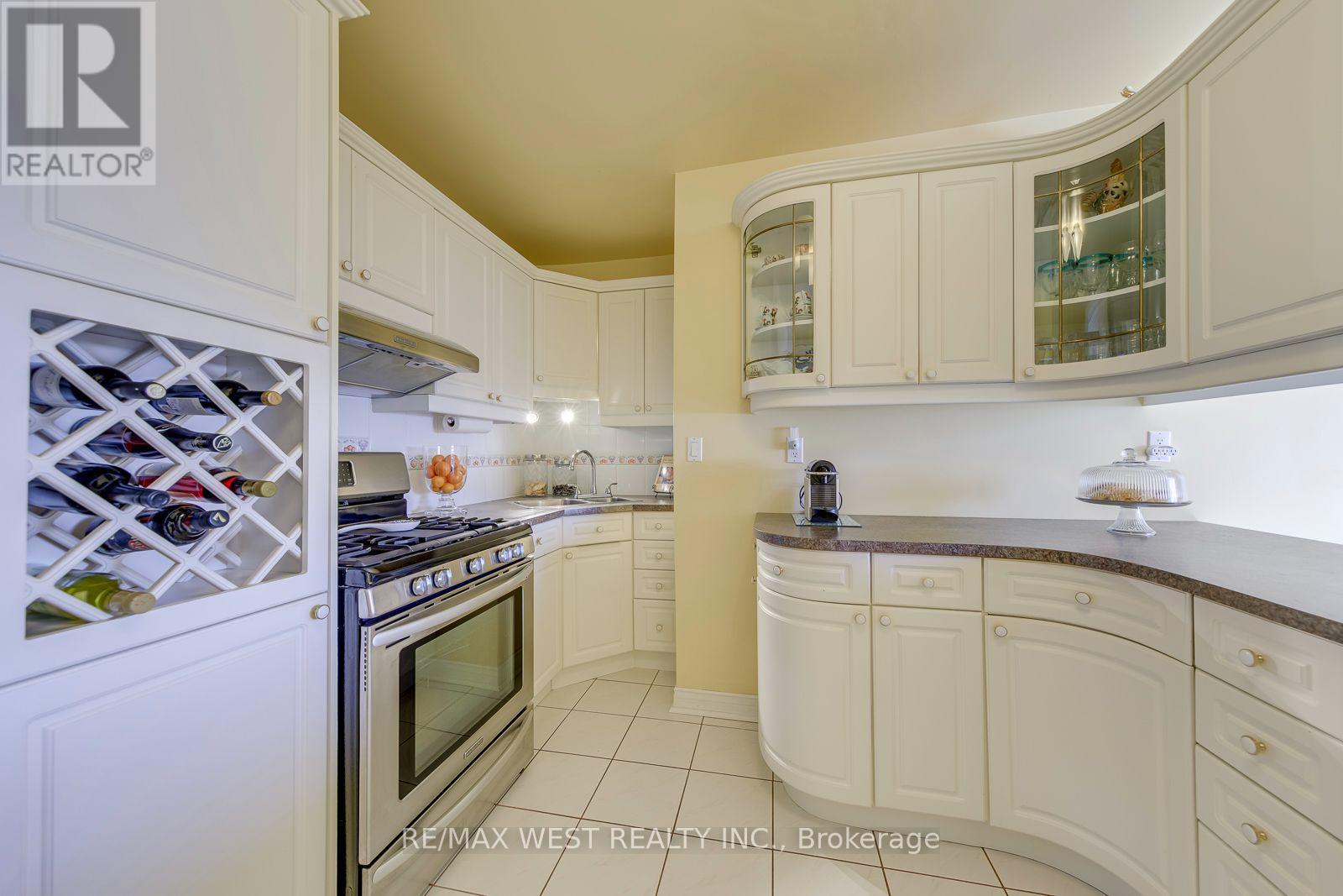 396 BARTLETT AVENUE N - 17