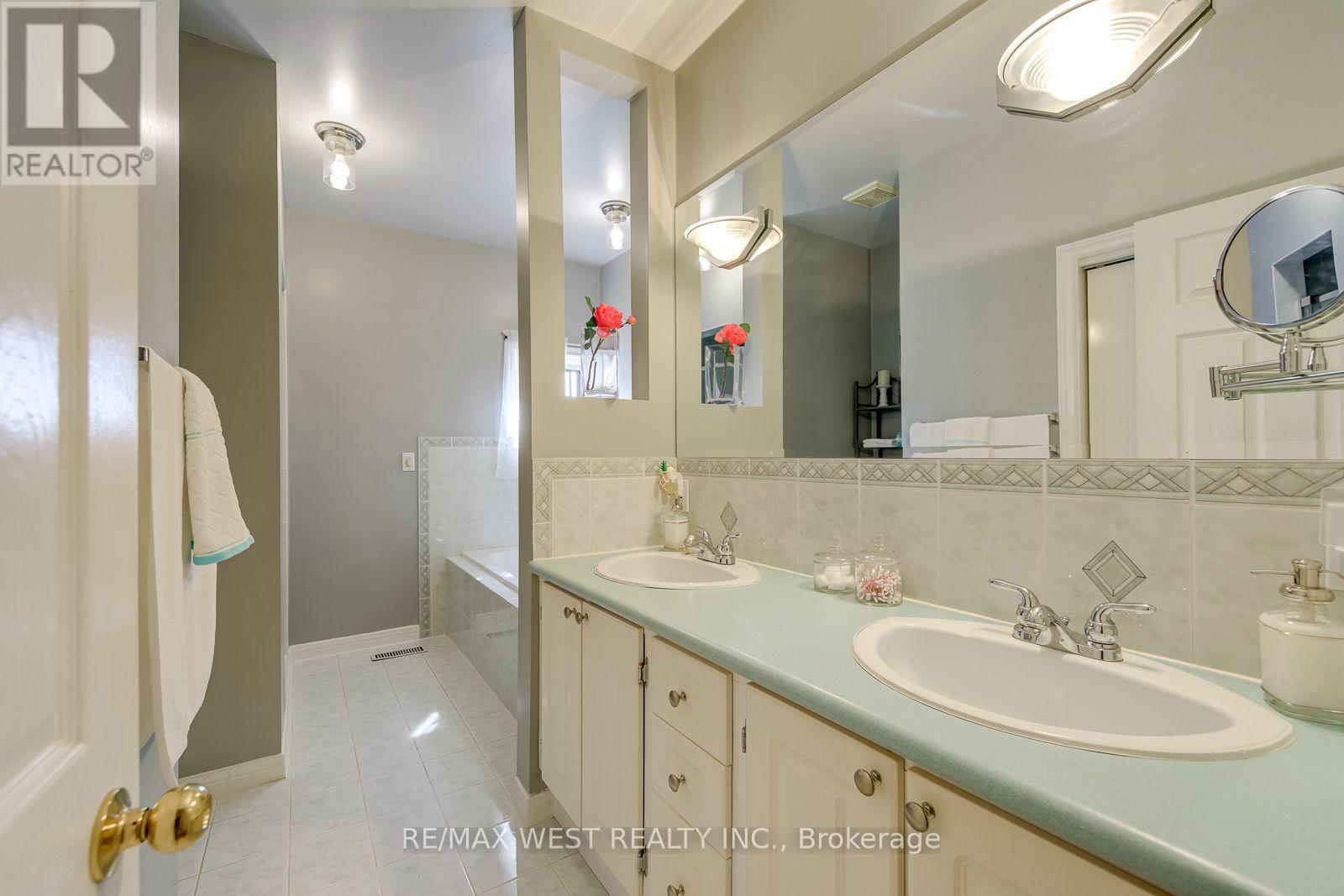 396 BARTLETT AVENUE N - Image 30