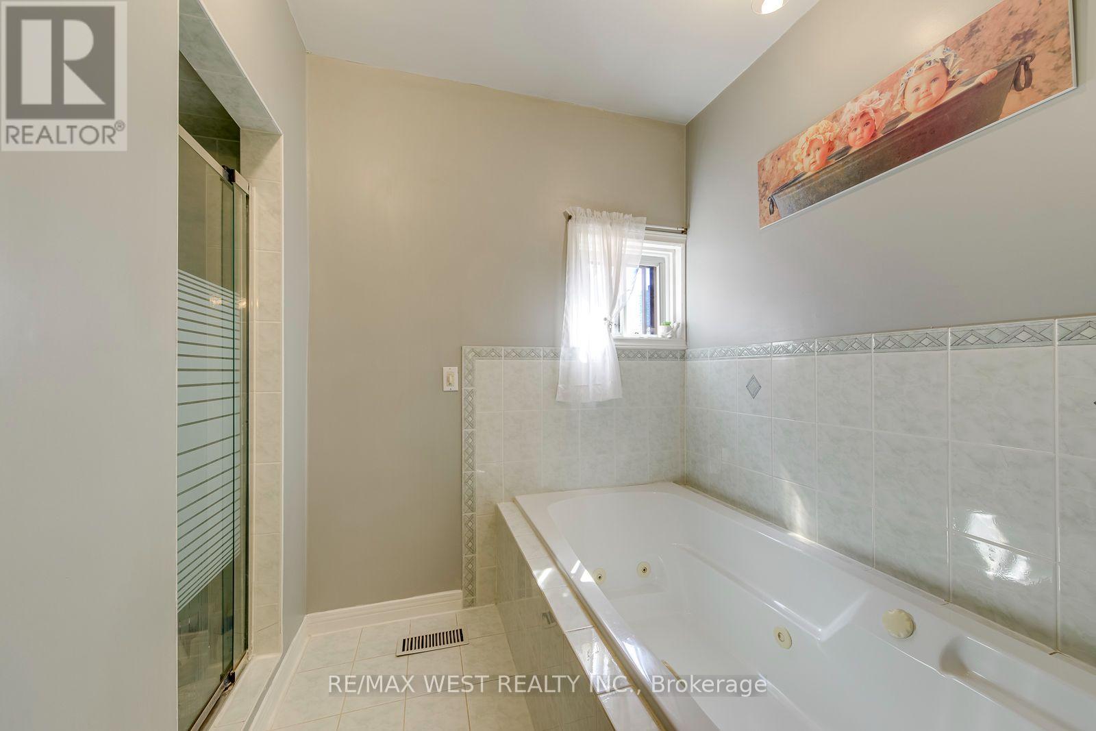396 BARTLETT AVENUE N - Image 31