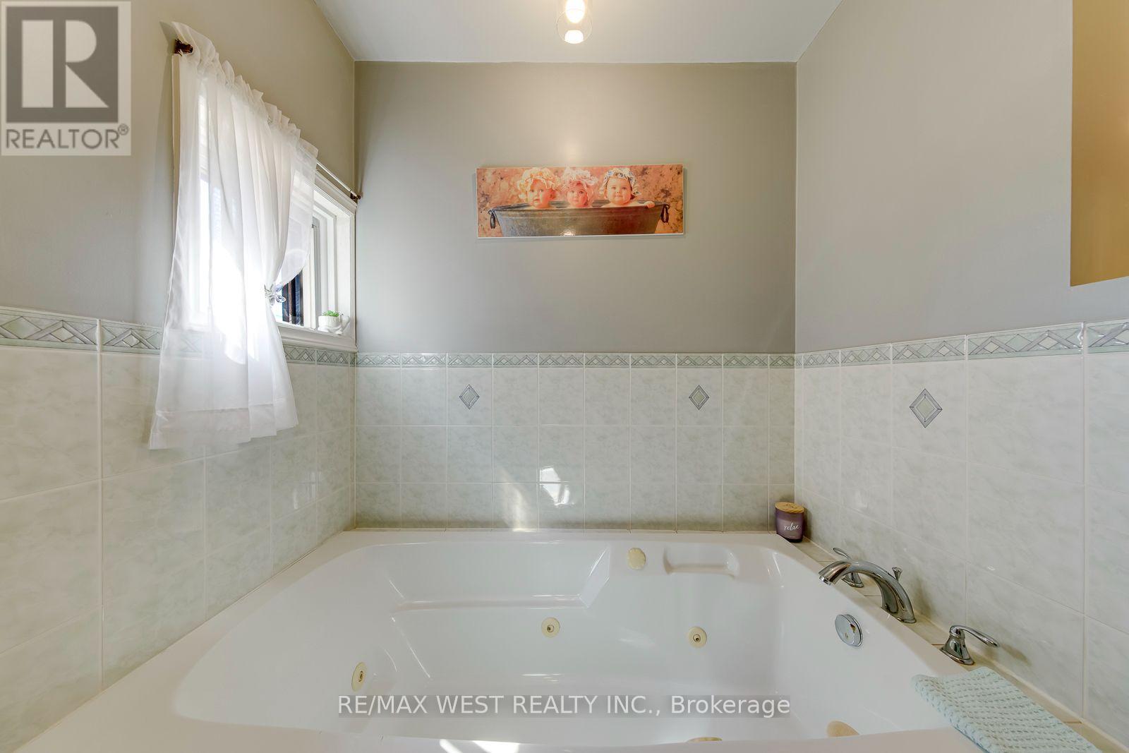 396 BARTLETT AVENUE N - 32