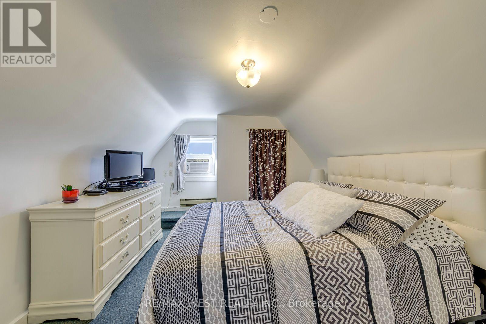 396 BARTLETT AVENUE N - Image 33