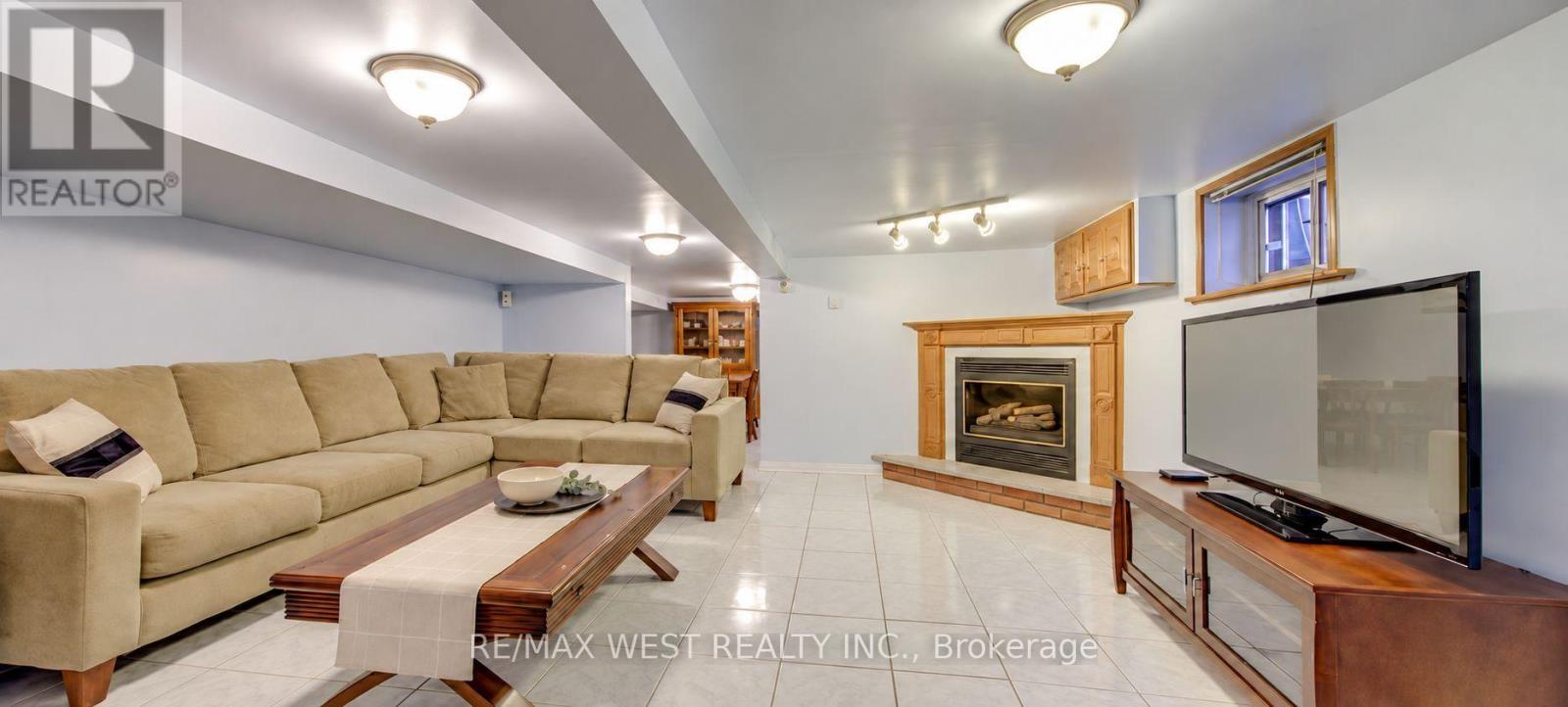 396 BARTLETT AVENUE N - 35