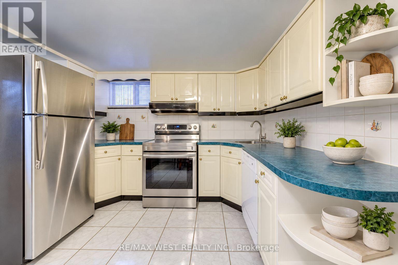 396 BARTLETT AVENUE N - Image 39