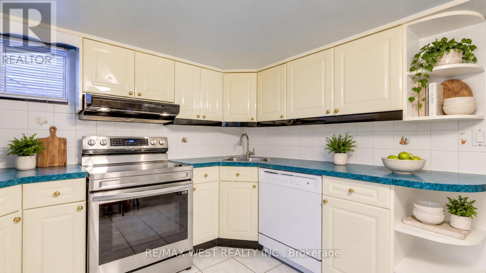 396 BARTLETT AVENUE N - Image 40